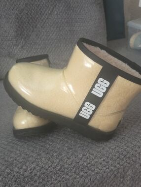 UGG Kids Short Boot in Cream with Black Trim